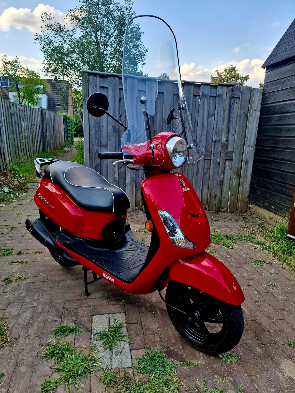 SYM Fiddle 2 50cc – Ferrari Rood/Zwart – Zeer nette staat!, Ophalen, Maximaal 45 km/u, Zo goed als nieuw, Benzine