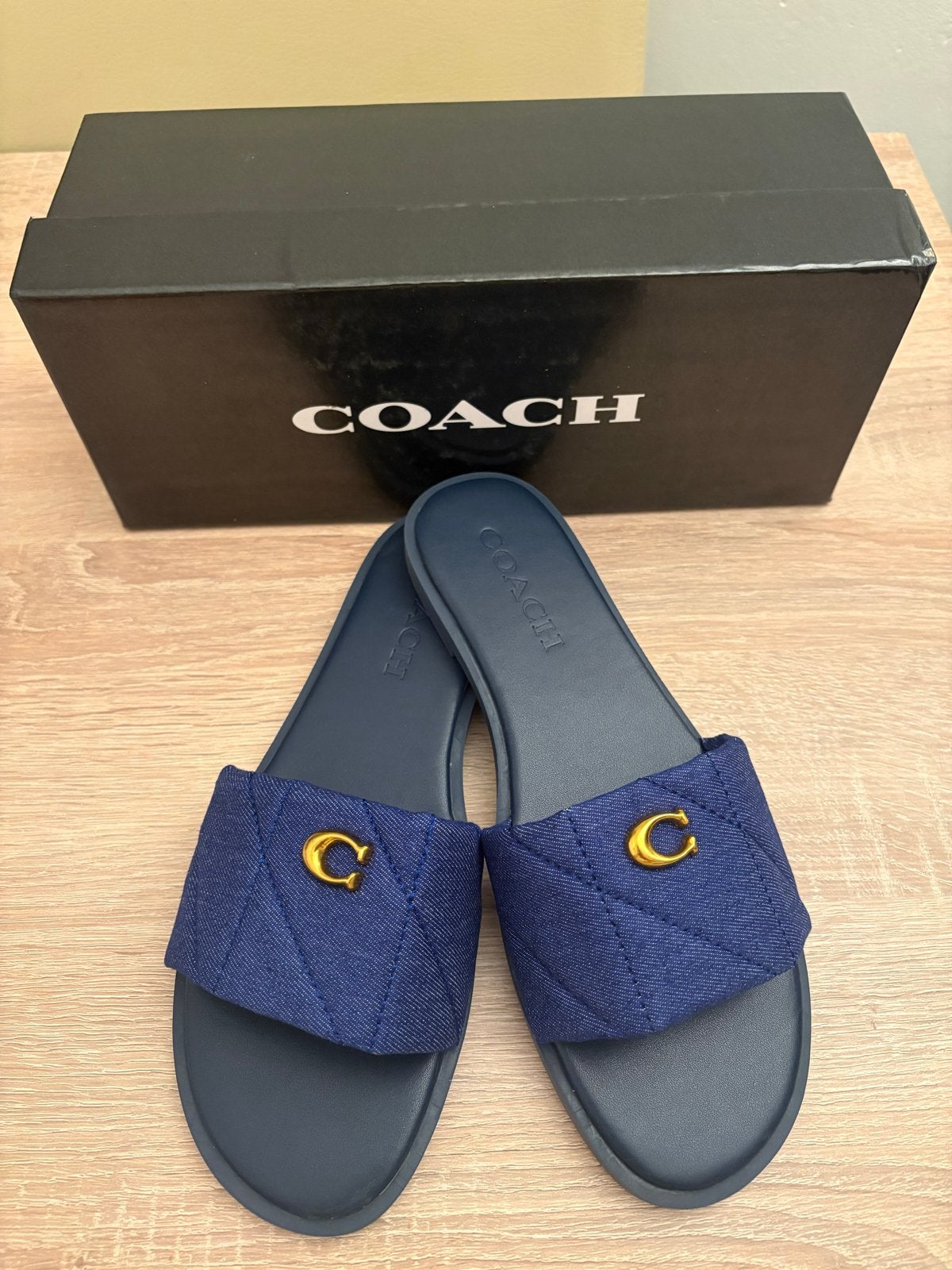 Nieuwe Coach slippers maat 38, Kleding | Dames, Schoenen, Ophalen of Verzenden, Nieuw, Blauw, Slippers