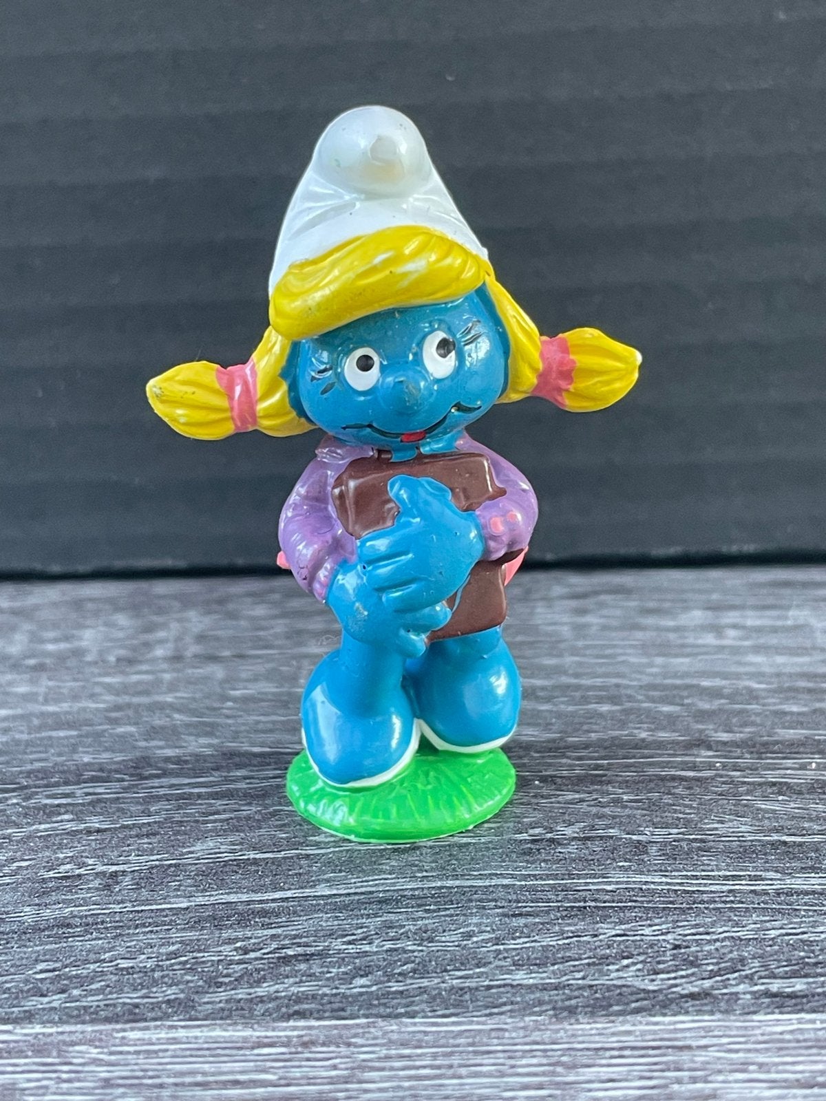 Smurfin met boekje - Vintage Smurfen figuurtje, Verzamelen, Smurfen, Ophalen of Verzenden, Gebruikt, Smurfin, Poppetje, Figuurtje of Knuffel