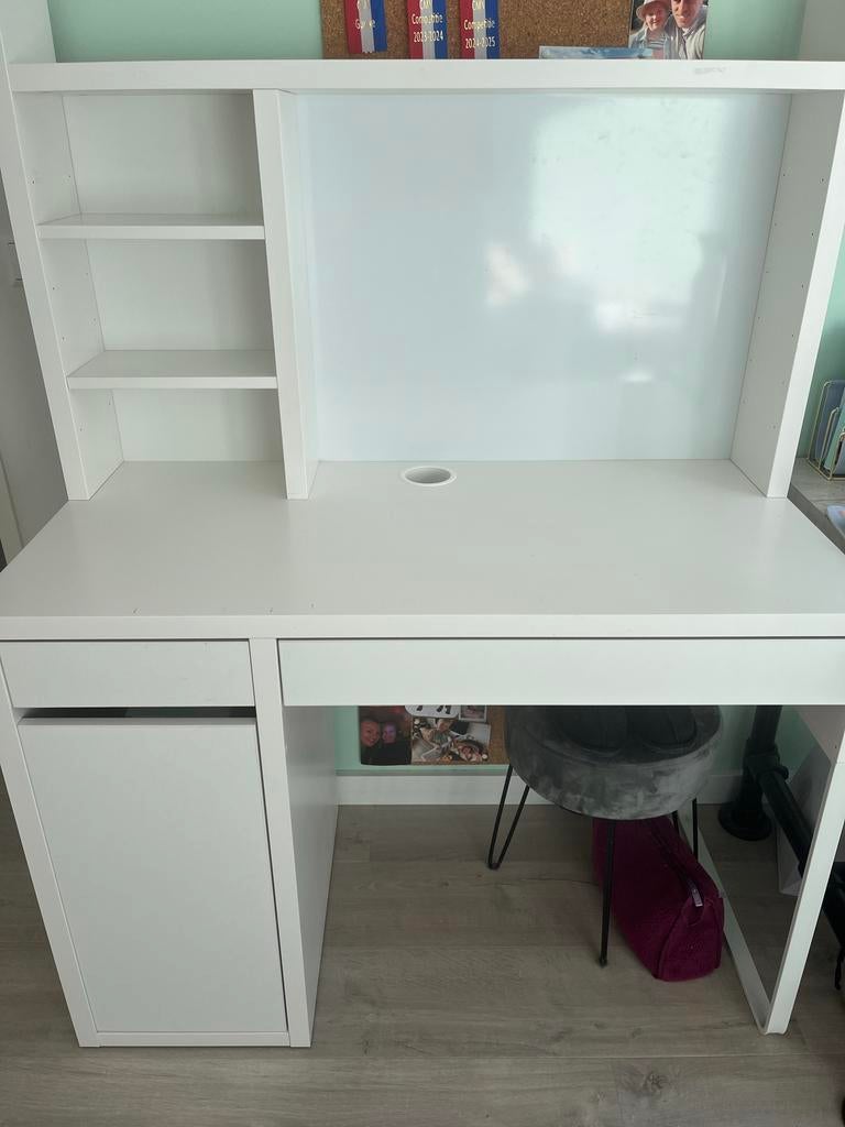 Mooi wit kinderbureau met stoel en magnetische achterwand, Huis en Inrichting, Bureaus, Ophalen, Opbergruimte, Gebruikt, Kinderbureau