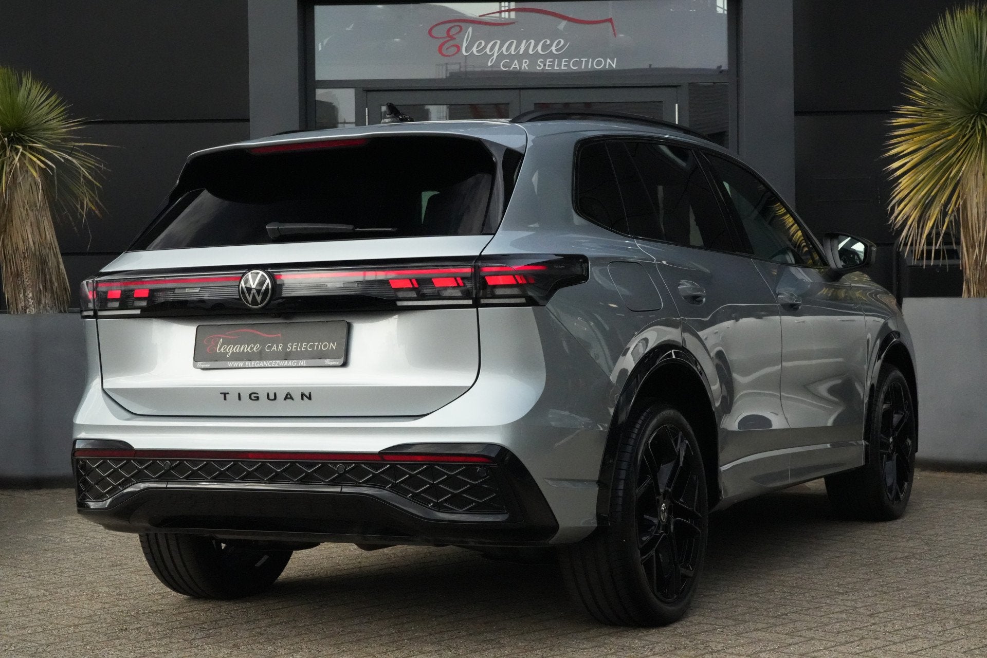 Volkswagen Tiguan 1.5 eHybrid R-Line Edition Panoramadak/Tre, Auto's, Volkswagen, Zwart, 4 cilinders, SUV of Terreinwagen, Te koop