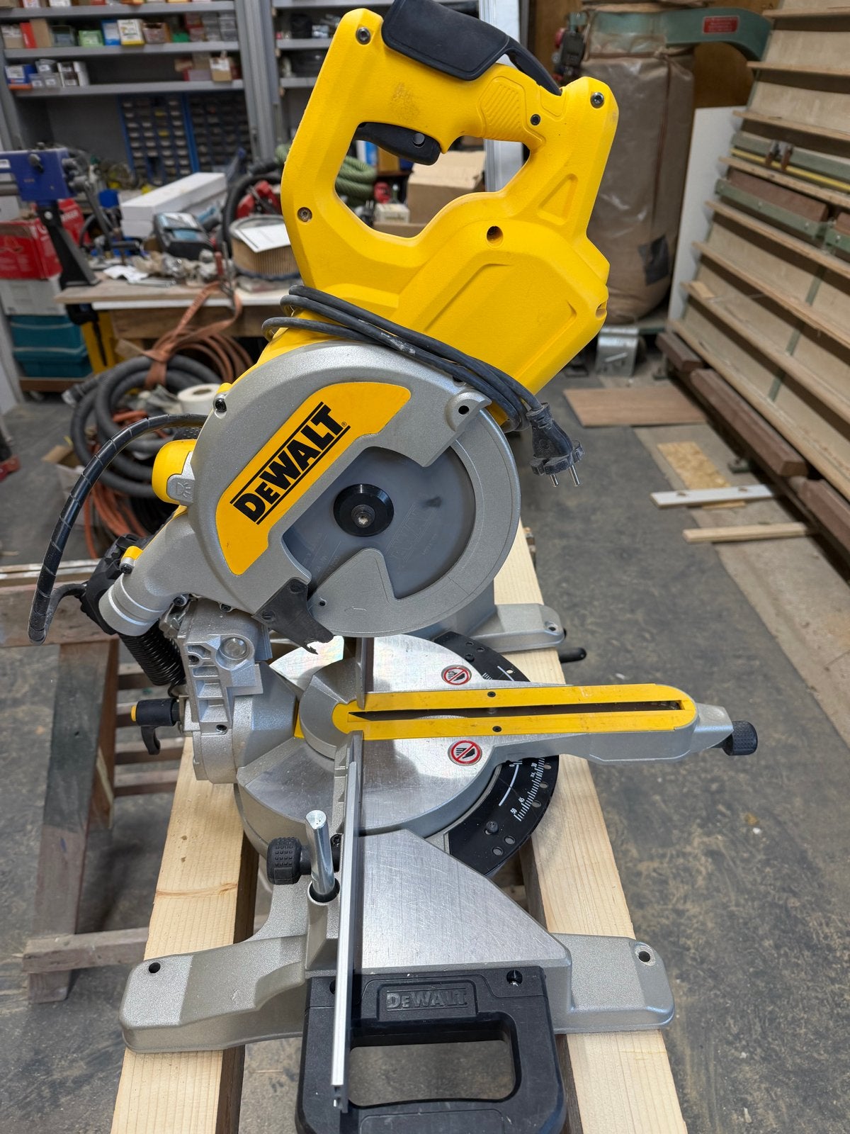 Dewalt DWS777 Afkortzaag - 1800W, 216mm zaagblad, Ophalen of Verzenden, Zo goed als nieuw, Afkortzaag, 30 tot 70 mm