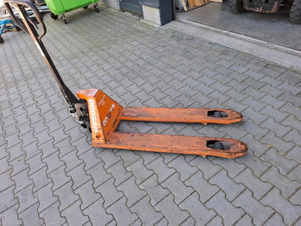 Doosan palletwagen / pompwagen / palletkar 2500kg, Ophalen