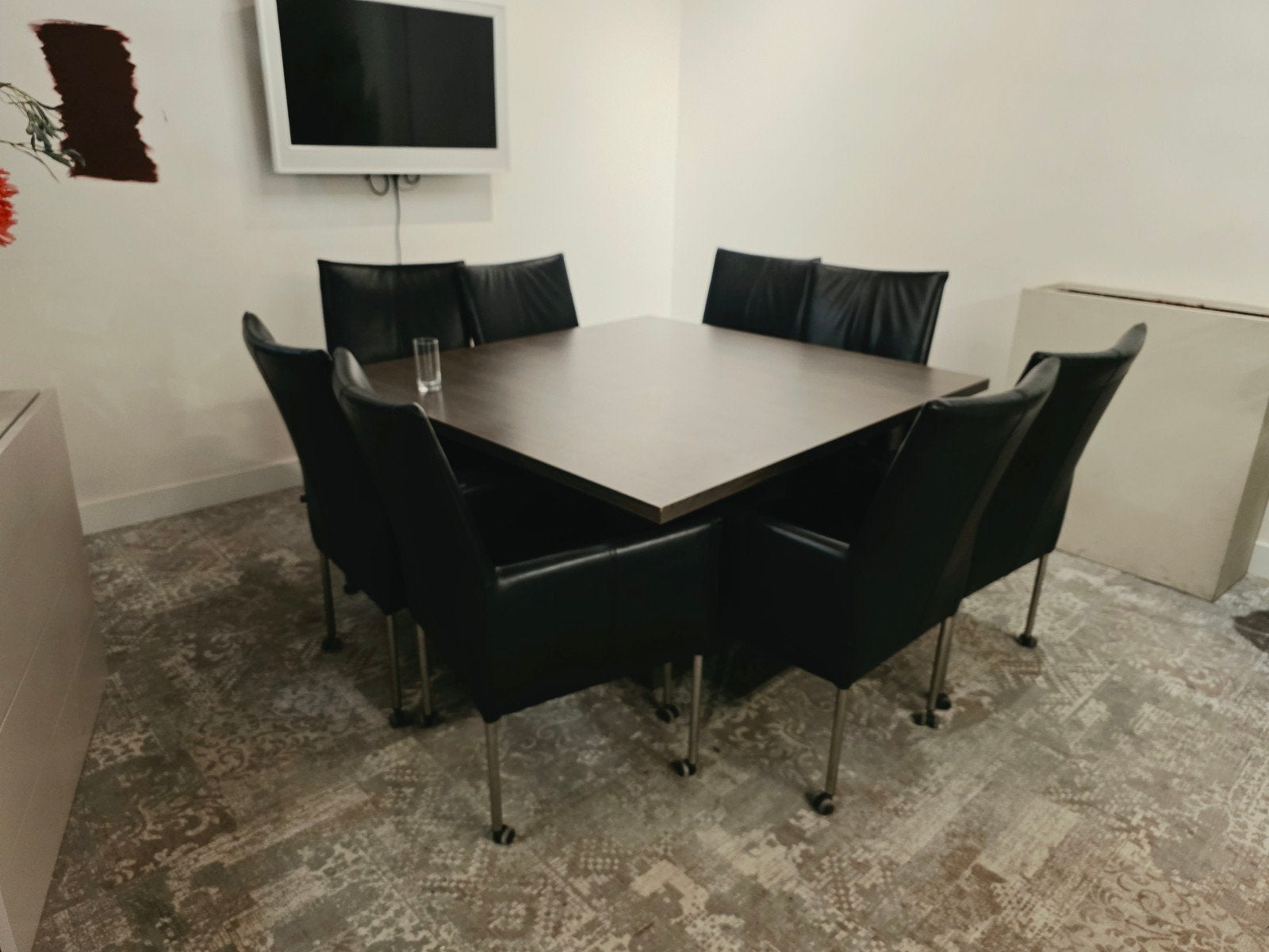 Markant  vergadertafel met 8 leren stoelen, Ophalen