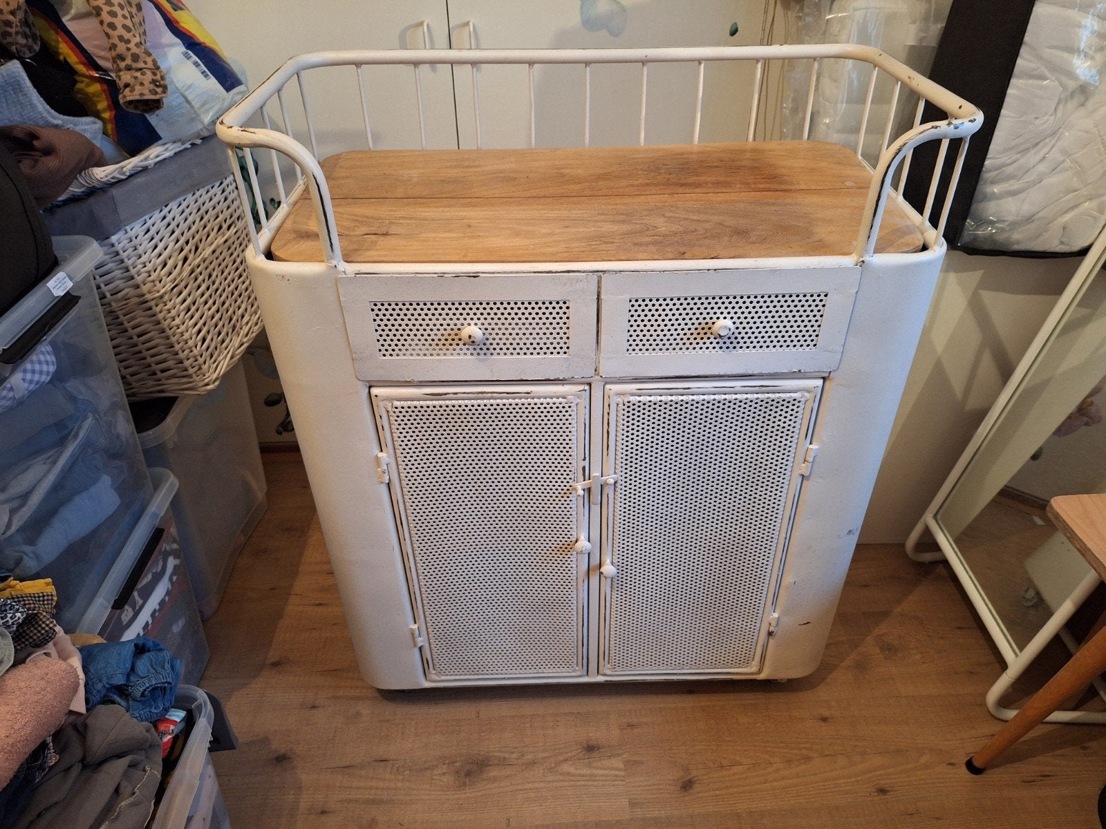 Industriële witte metalen kast met houten blad, Ophalen, Zo goed als nieuw