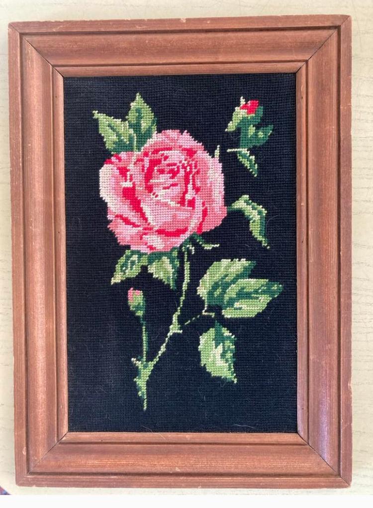 Vintage geborduurde roze roos in houten lijst (29x39 cm), Antiek en Kunst, Curiosa en Brocante, Ophalen of Verzenden