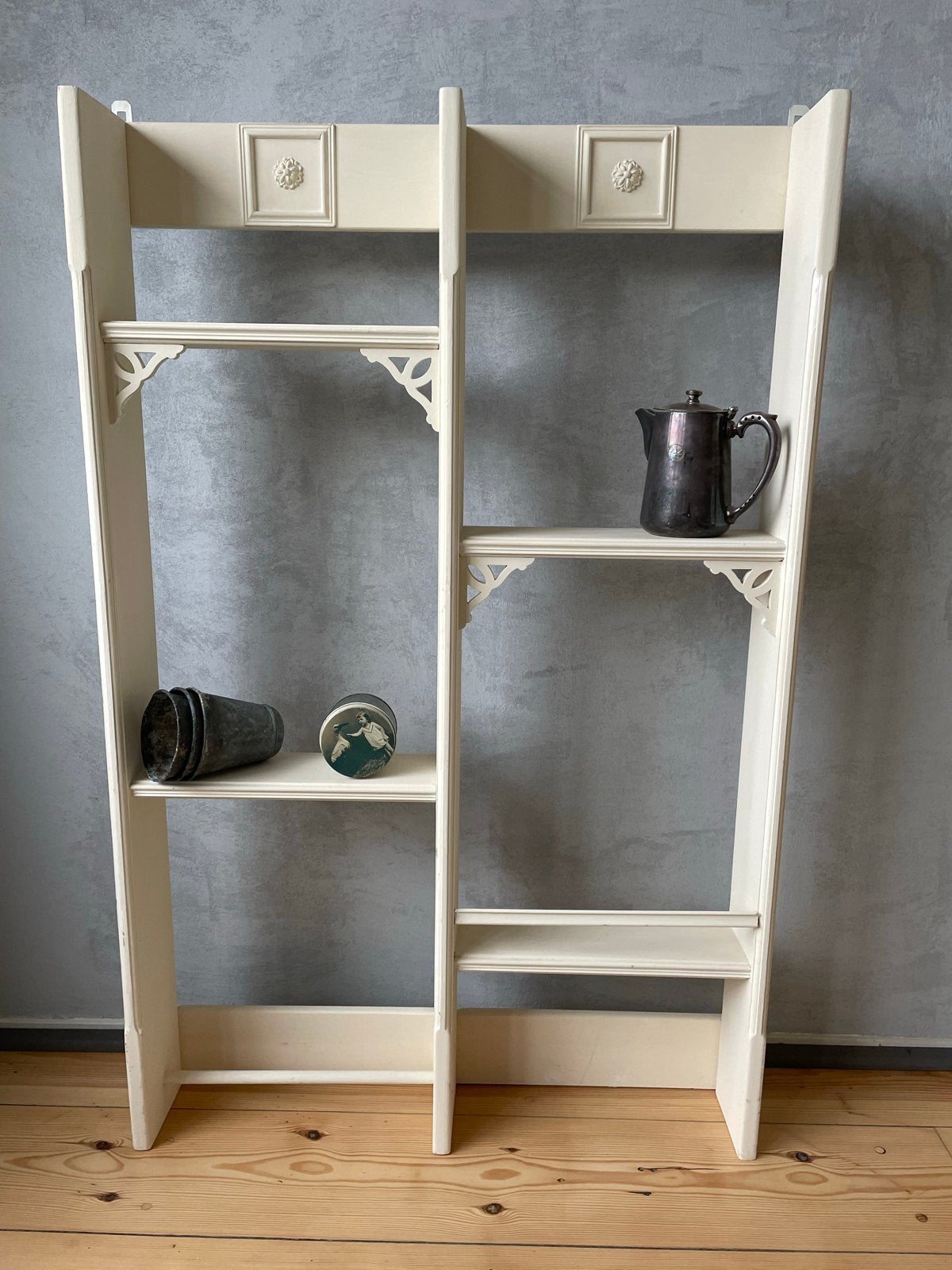 Vintage houten wandrek met decoratieve details, Huis en Inrichting, Woonaccessoires | Wandplanken en Boekenplanken, Ophalen, Zo goed als nieuw