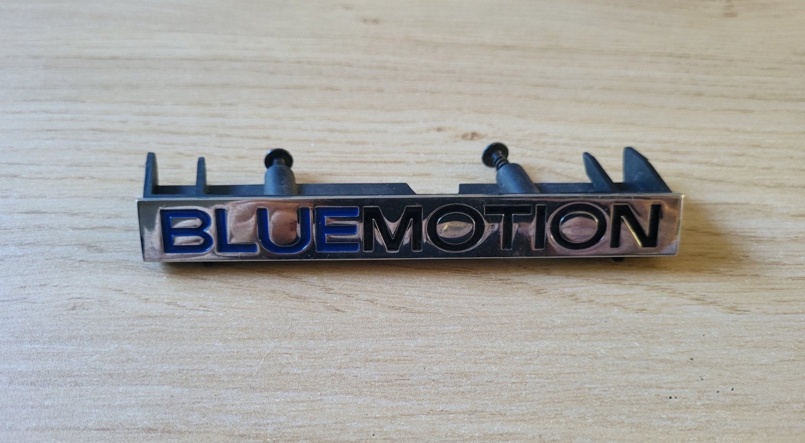 Origineel VW BlueMotion Grille-embleem Passat B6 (3C), Ophalen of Verzenden