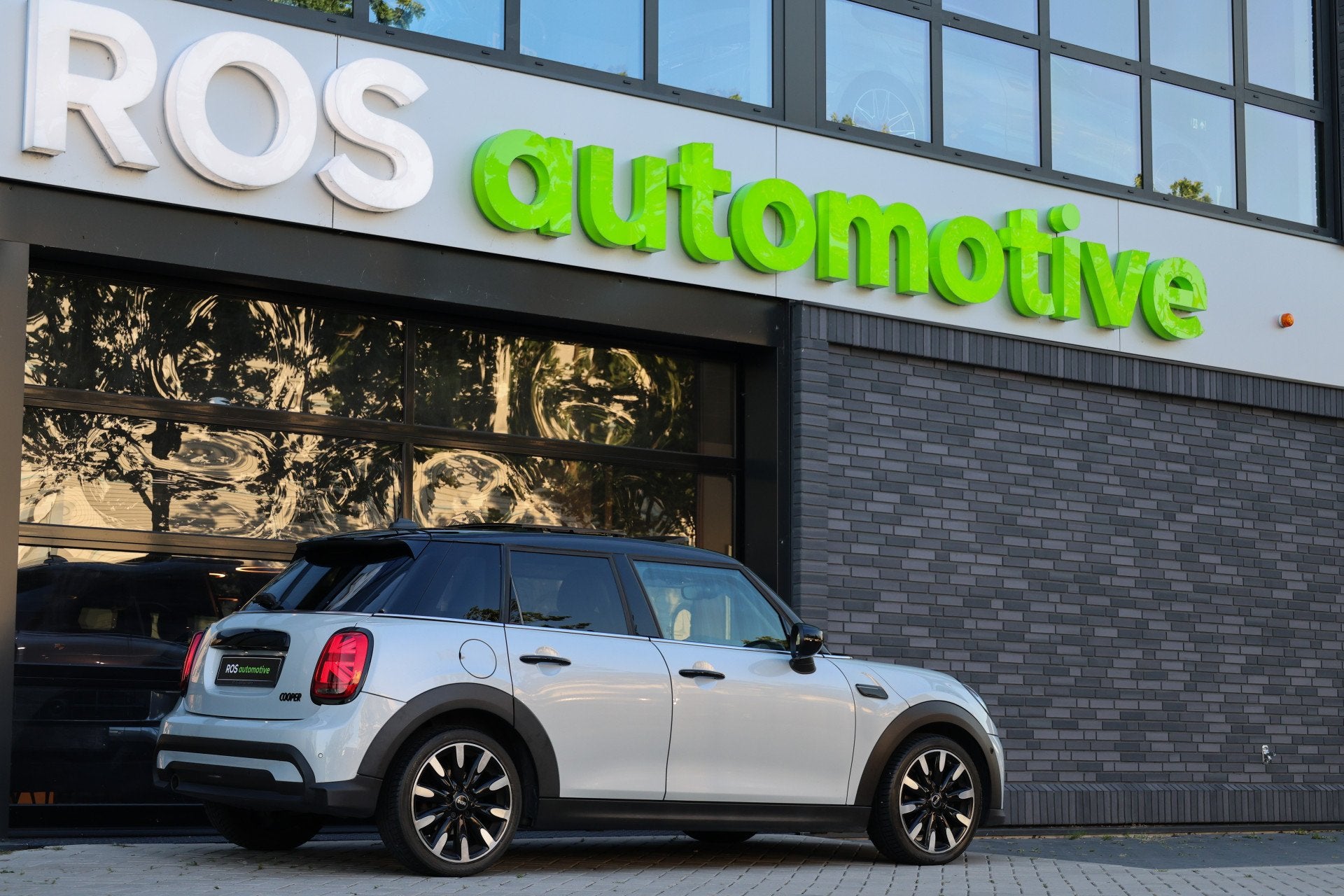 MINI 5-deurs 1.5 Cooper Camden Edition | PANO | STOEL+STUURW, Auto's, Dealer onderhouden, 136 pk, Gebruikt, Zwart