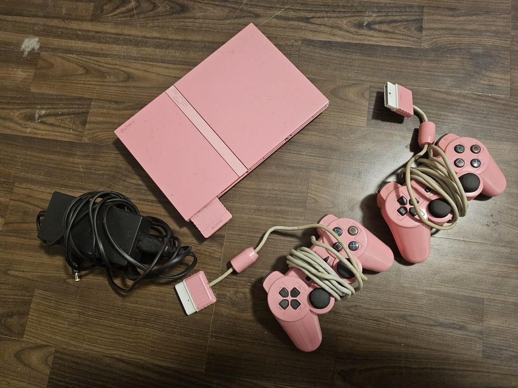 Roze PlayStation 2 Slim met 2 controllers en adapter, Spelcomputers en Games, Spelcomputers | Sony PlayStation 2, Ophalen, Zo goed als nieuw