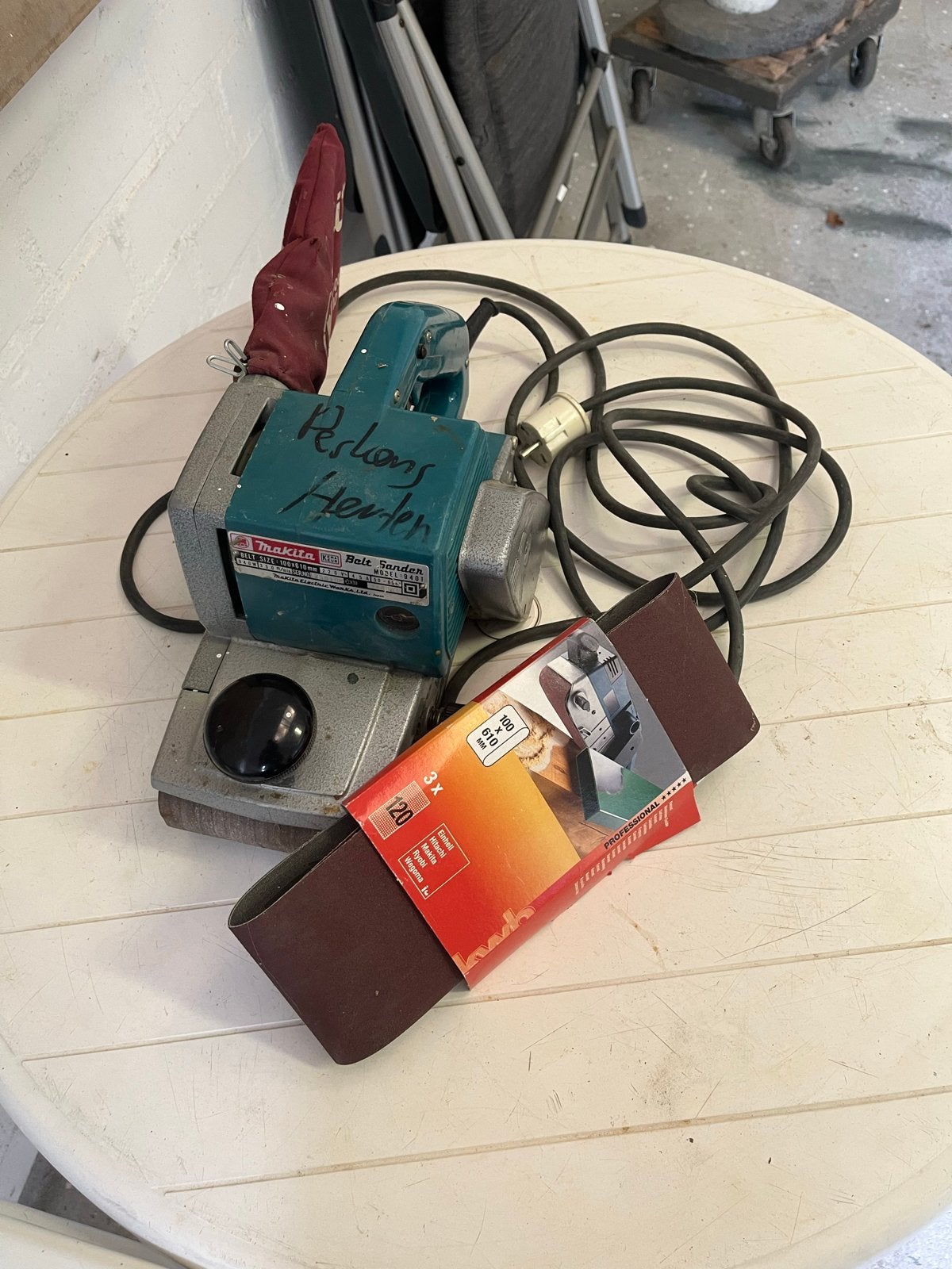 Makita Bandschuurmachine 9401 met schuurbanden, Ophalen, Gebruikt, Minder dan 600 watt, Bandschuurmachine