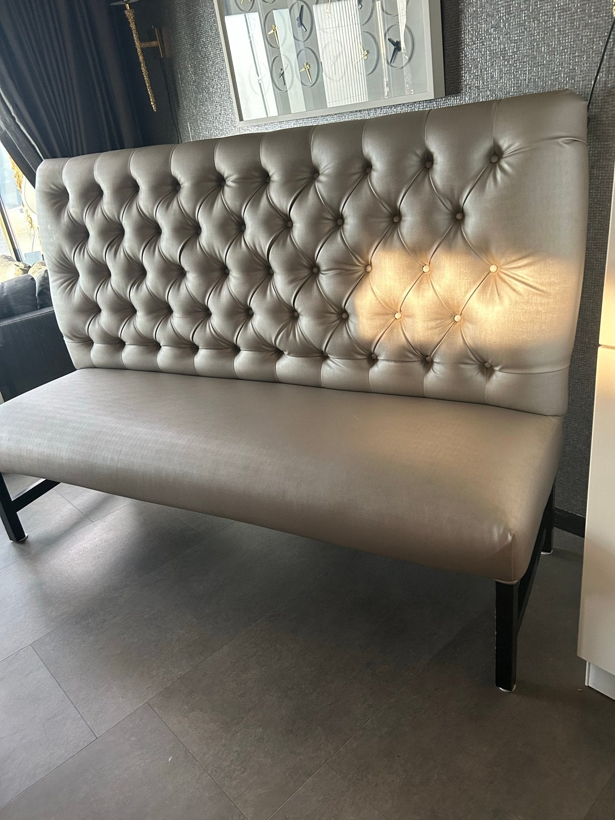 Zilverkleurige bank met gecapitonneerde rugleuning, Ophalen, Overige materialen, Gebruikt, 150 tot 200 cm