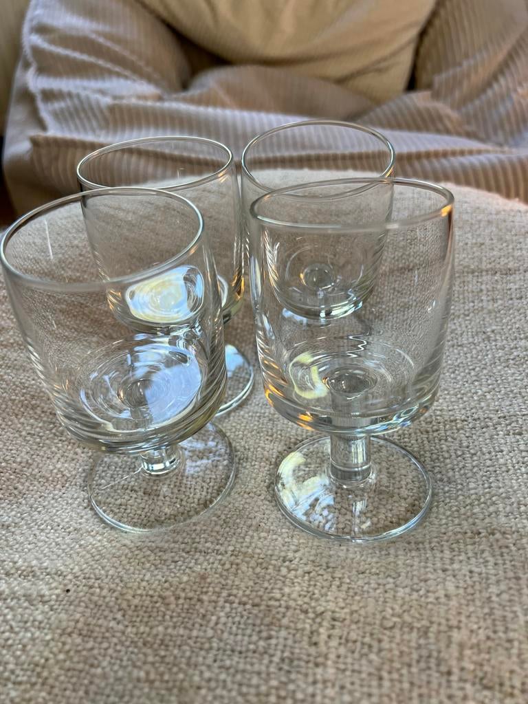 GRATIS - Set van 4 vintage borrelglaasjes op voet, Verzamelen, Glas en Borrelglaasjes, Ophalen