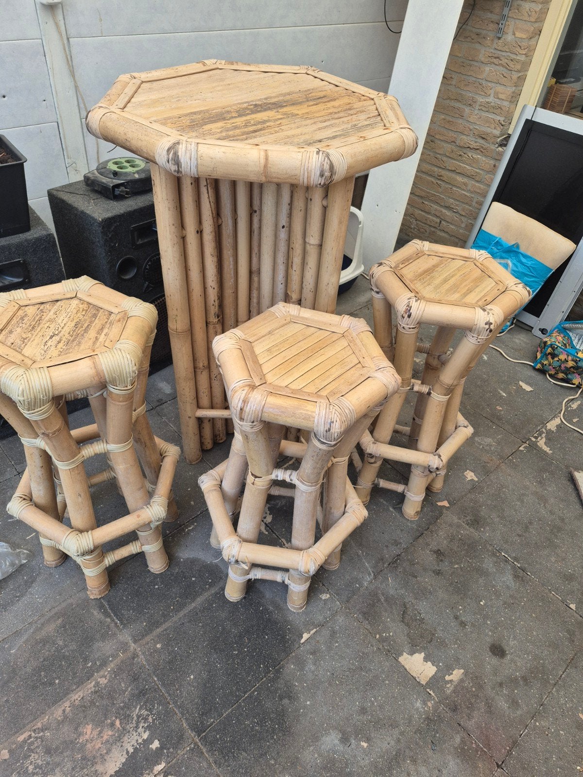 Handgemaakte bamboe barset met 3 krukken, Ophalen, Gebruikt, Inclusief barstoelen