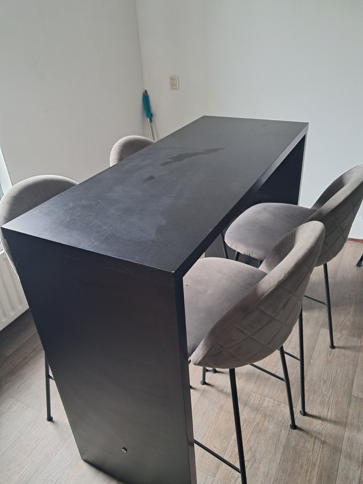Snel weg !!Moderne bartafel met 4 barstoelen, Ophalen, Gebruikt, Inclusief barstoelen
