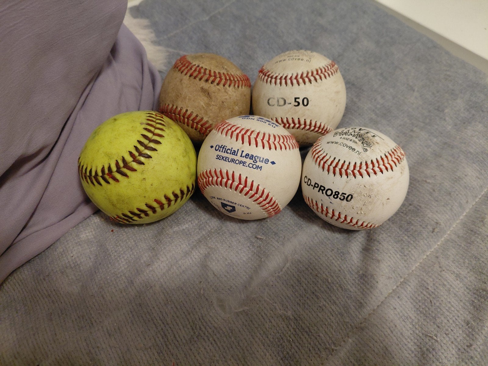 Set van 4 Honkballen (SSK & Covee) + 1 Softbal – Lederen Oef, Ophalen of Verzenden, Gebruikt, Honkbal, Bal