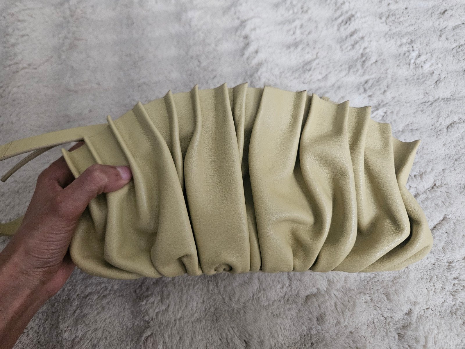 And other stories molded clutch, light yellow, Ophalen