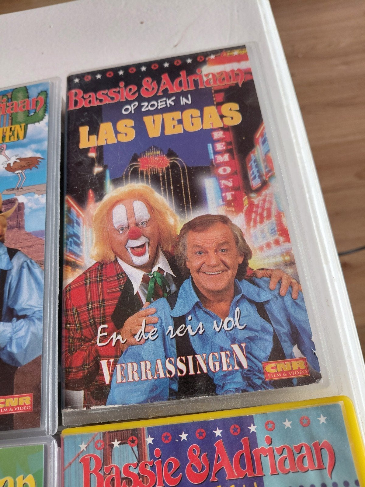 Bassie & Adriaan Amerika serie - 4x VHS banden CNR set, Cd's en Dvd's, Ophalen of Verzenden, Gebruikt, Kinderprogramma of -film