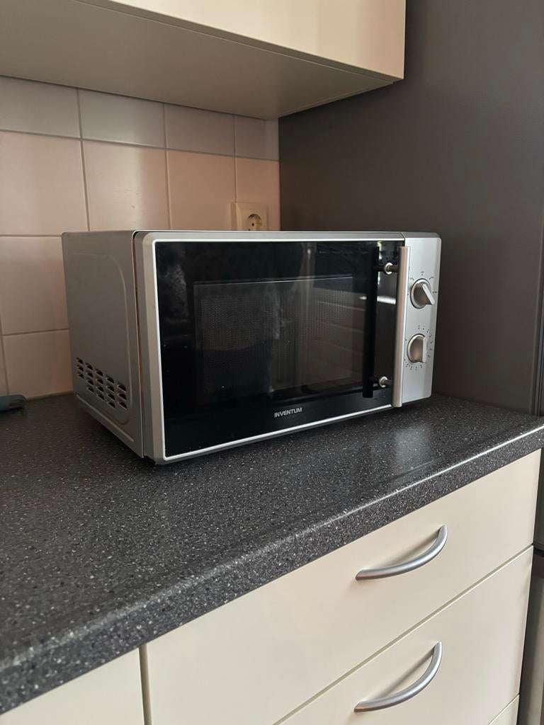 Inventum MN205SZ Zilveren Magnetron - Zo goed als nieuw, Witgoed en Apparatuur, Ophalen, Minder dan 45 cm, Draaiplateau, Vrijstaand