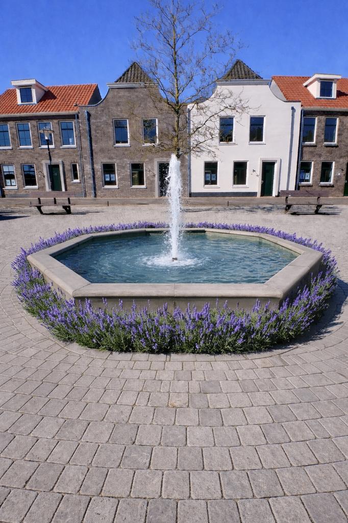 Fontein rand met watersproeier, Ophalen, Nieuw, Beton, Fontein