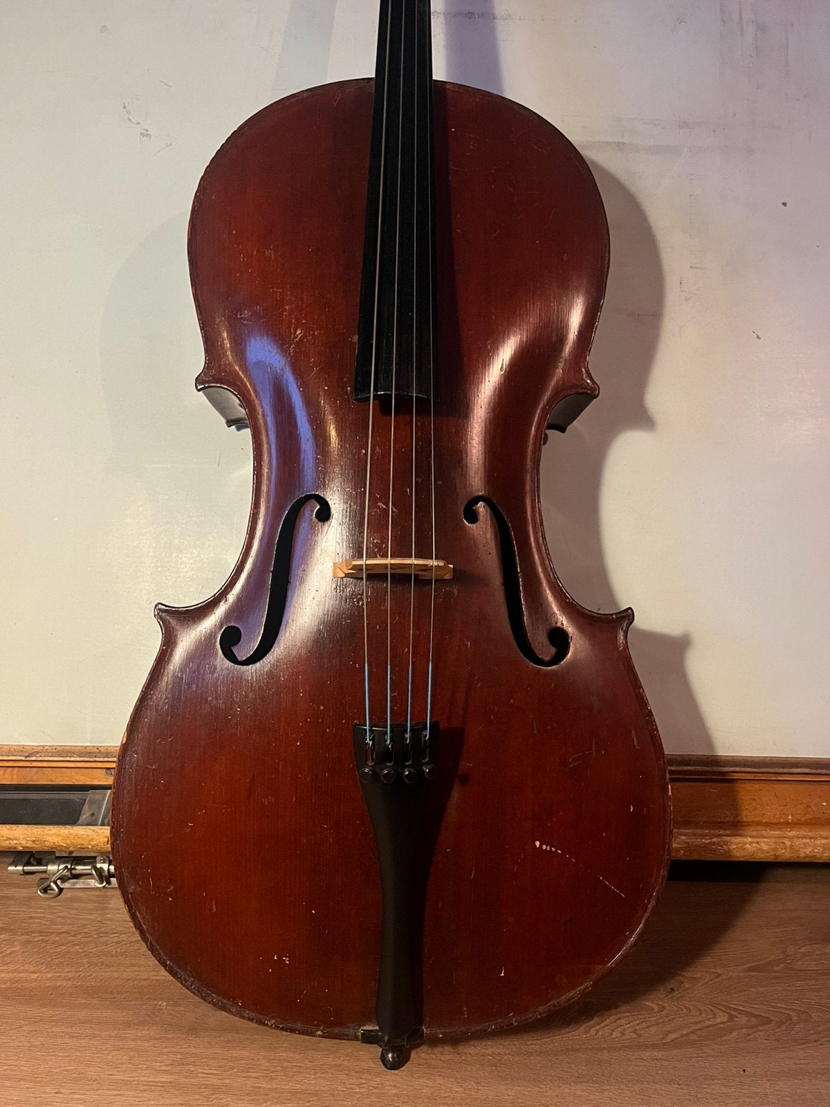 Oude cello 4/4, saksisch met taxatierapport en koffer, Muziek en Instrumenten, Strijkinstrumenten | Cello's, Ophalen, Zo goed als nieuw