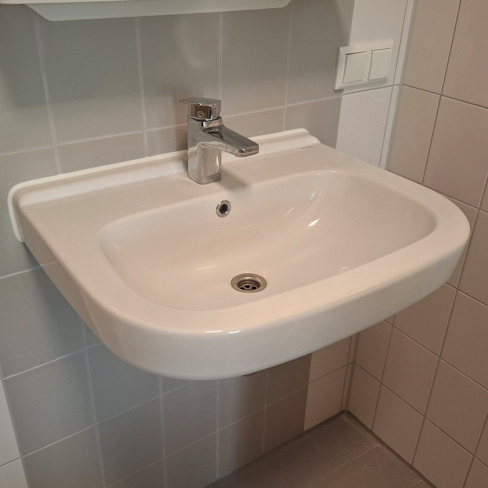 Geberit wastafel, keramiek. zgan, Ophalen, 50 tot 100 cm, Zo goed als nieuw, Minder dan 100 cm