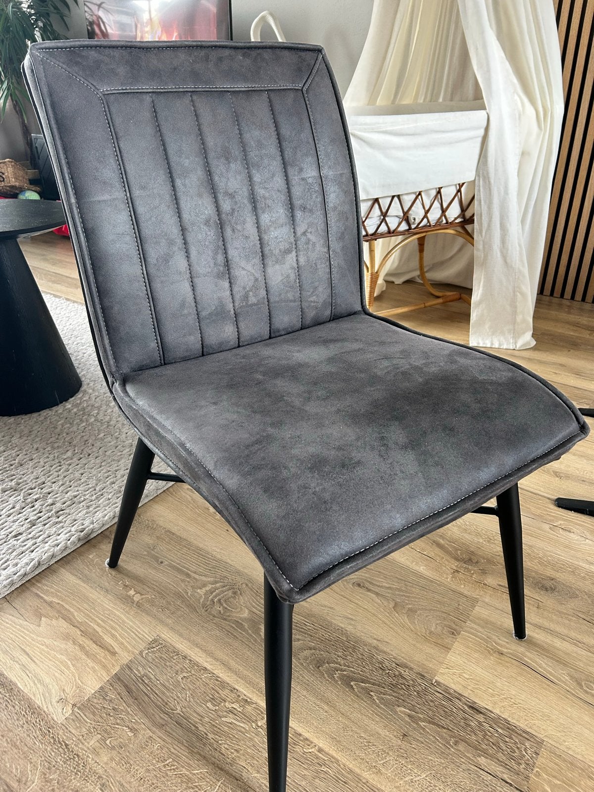 4x donkergrijze eetkamerstoelen - Zo goed als nieuw, Huis en Inrichting, Ophalen, Zo goed als nieuw, Vier, Stof