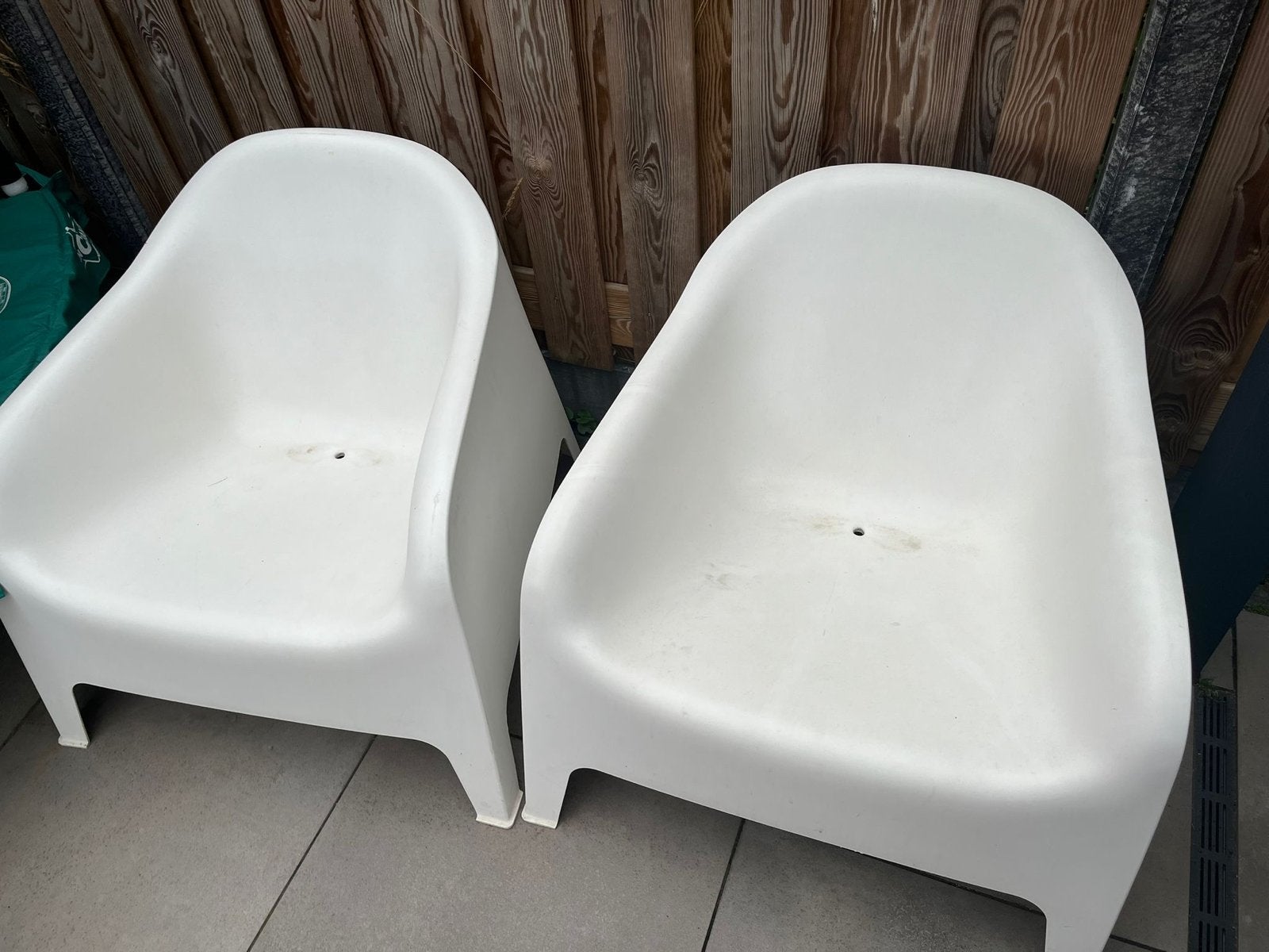 2x Witte Kunststof Tuinstoelen - ikea SKARPÖ, Ophalen, Kunststof, Stapelbaar