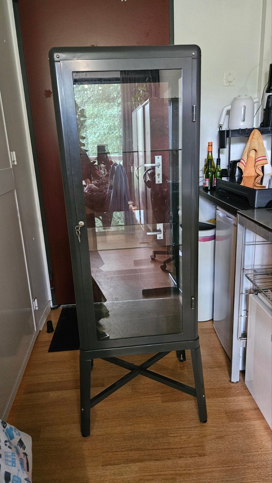 IKEA FABRIKOR Vitrinekast met glazen planken en slot, Ophalen, Met deur(en), 50 tot 100 cm, Zo goed als nieuw
