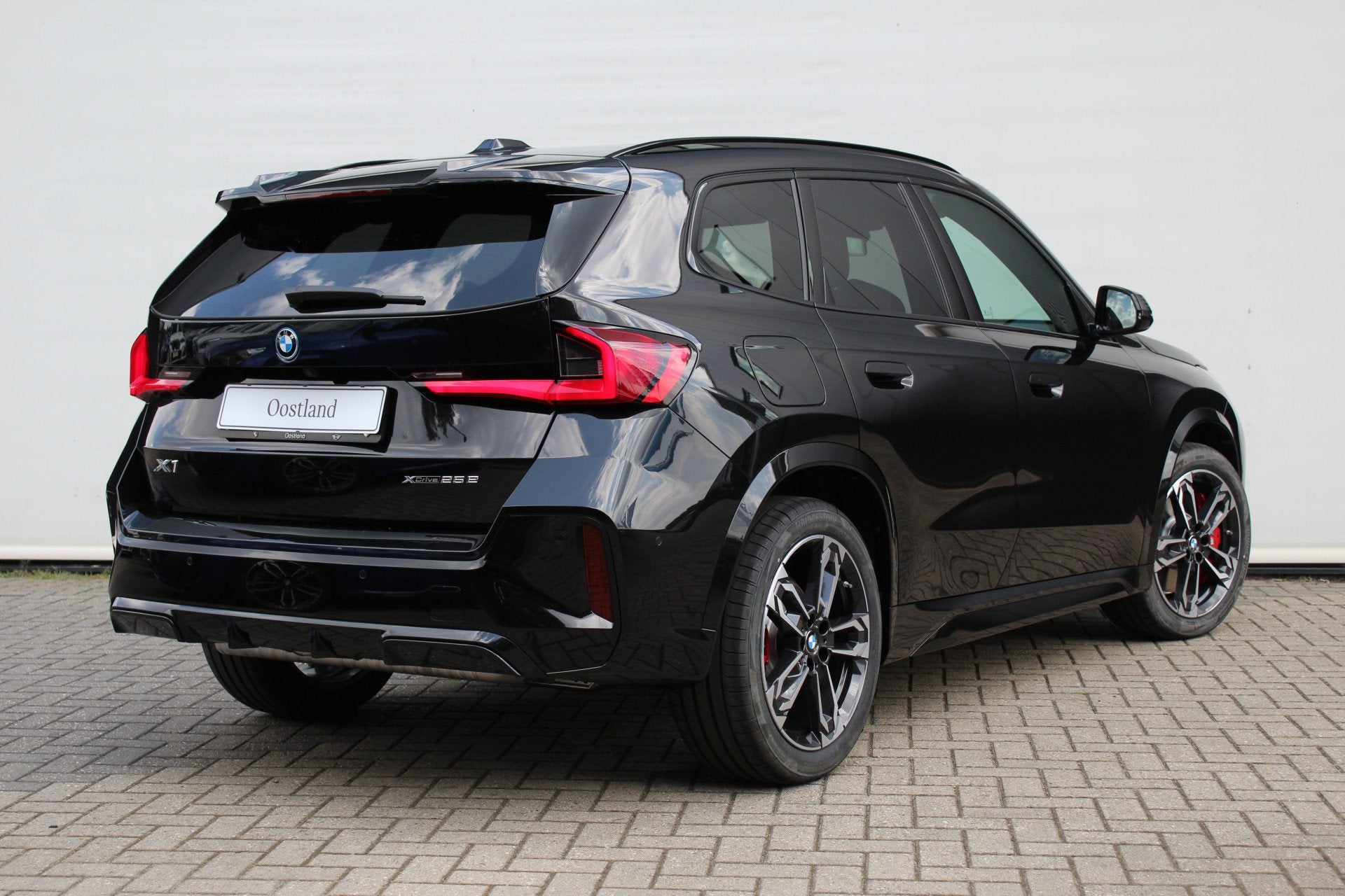 BMW X1 xDrive25e M Sport Automaat / Trekhaak / Panoramadak /, Auto's, BMW, Zwart, Zwart, Leder, Bedrijf