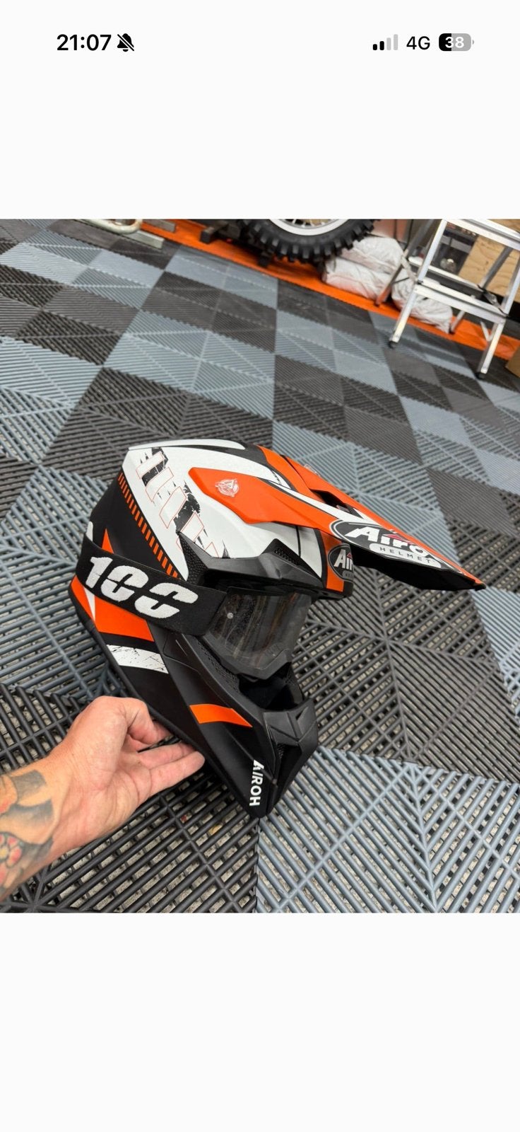 NIEUWSTAAT KWALITEITS HELM AIROH CROSSHELM MAAT M ktm look, Ophalen, Offroadhelm, Overige merken