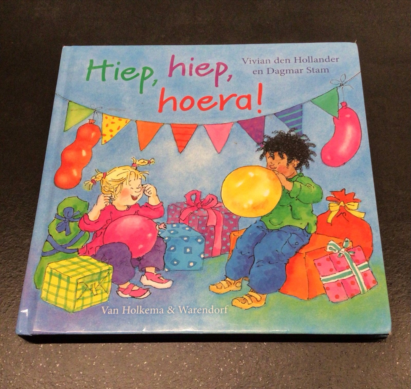 Hiep, hiep, hoera! - Vivian den Hollander & Dagmar Stam, Boeken, Fictie algemeen, Jongen of Meisje, Ophalen of Verzenden, Zo goed als nieuw