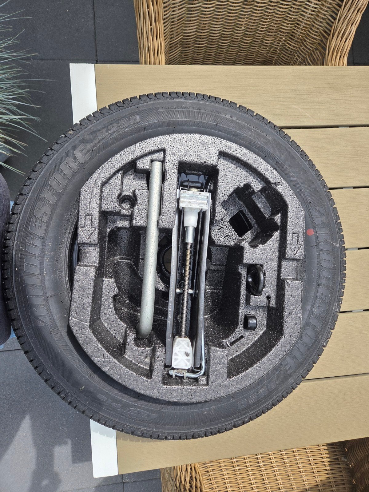 Volkswagen 6-7 Bridgestone 175/70R14 met krikset, Auto-onderdelen, Banden en Velgen, 14 inch, Gebruikt, 175 mm, Banden en Velgen