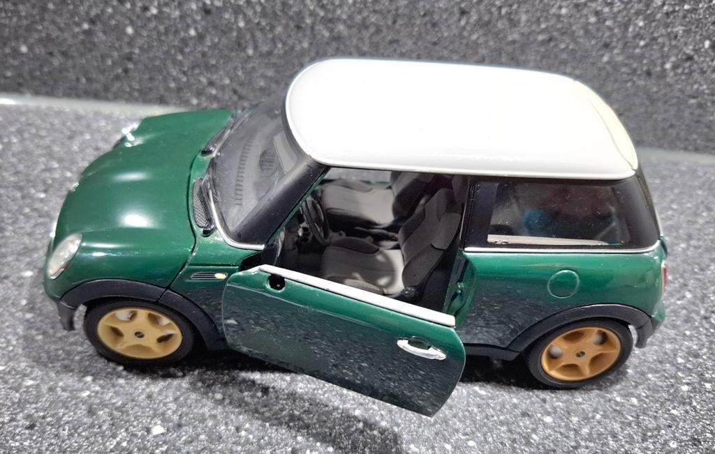 Burago Mini Cooper uit 2001, Hobby en Vrije tijd, Modelauto's | 1:24, Ophalen of Verzenden, Bburago