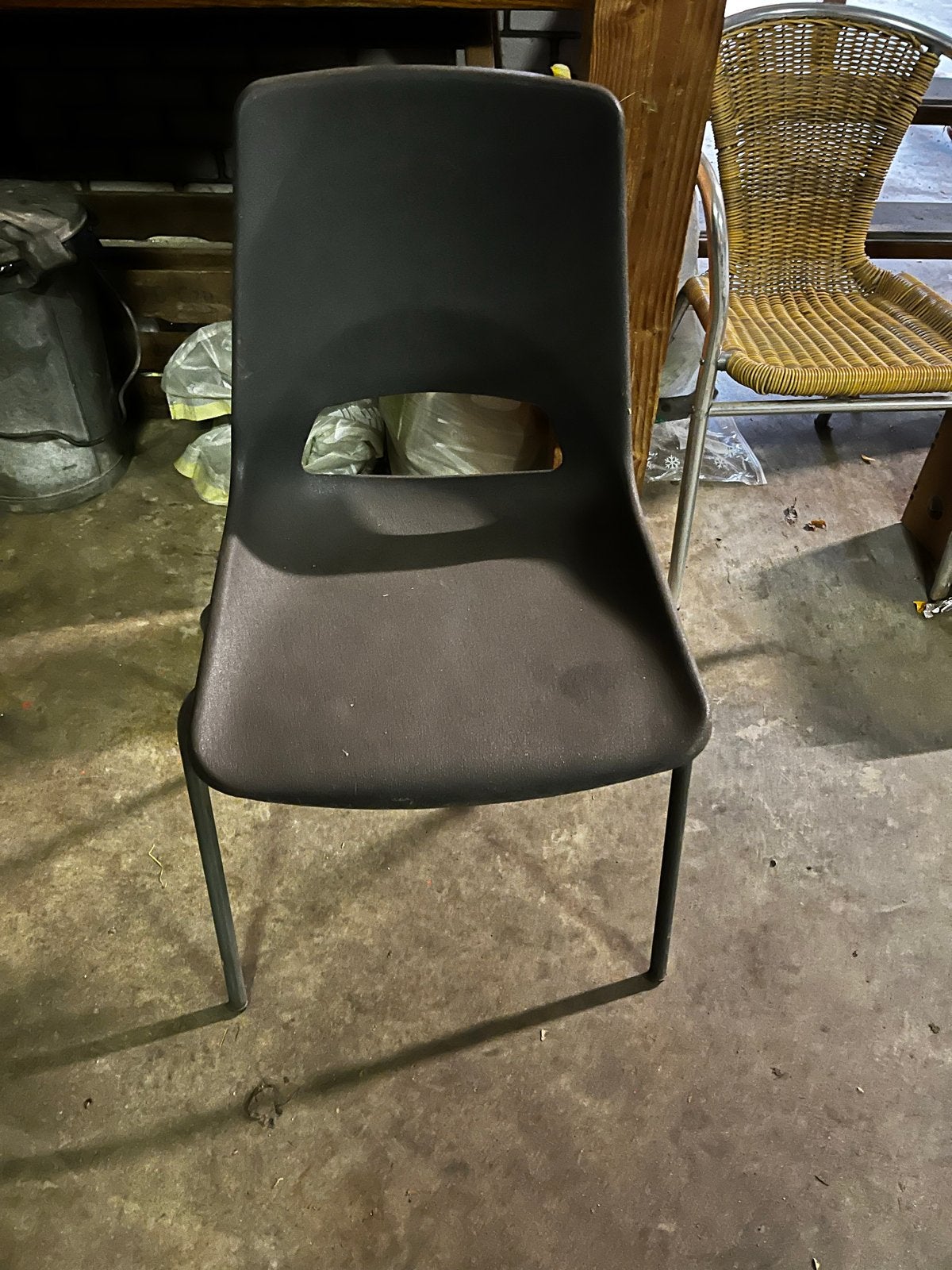 4 Bruine kunststof stoel met metalen onderstel, Huis en Inrichting, Ophalen, Kunststof, Gebruikt, Zwart