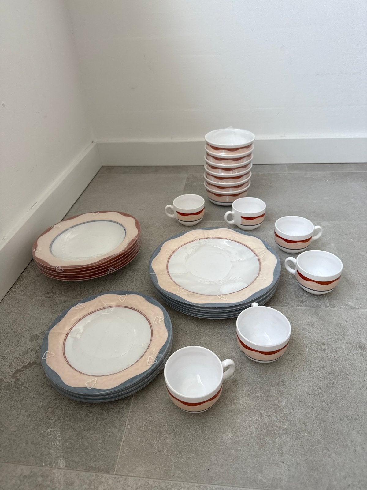 Nieuw servies: borden, kommen en kopjes - 20-delig, Keramiek, Nieuw, Ophalen of Verzenden, Modern