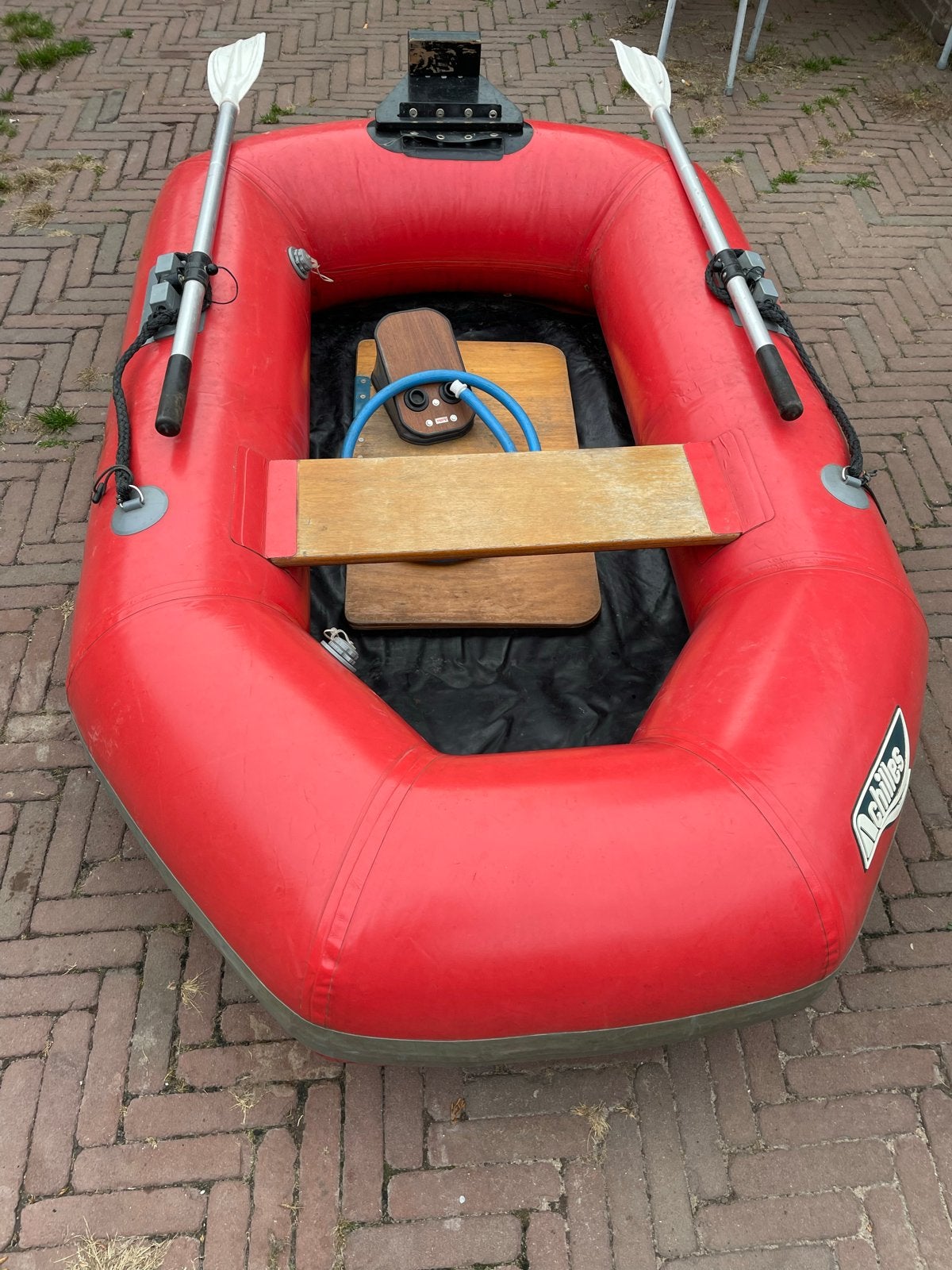 Foto 2 van Achilles rubberboot met peddels en houten vloer