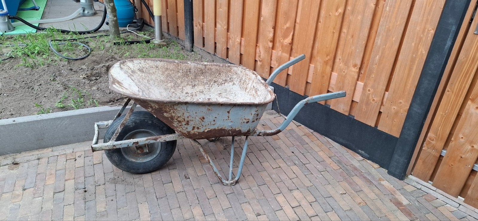 Gratis Ophalen: Oude, Functionele Kruiwagen (evt. oud ijzer), Tuin en Terras, Kruiwagens, Ophalen, Gebruikt, Handmatig, Eenwielig