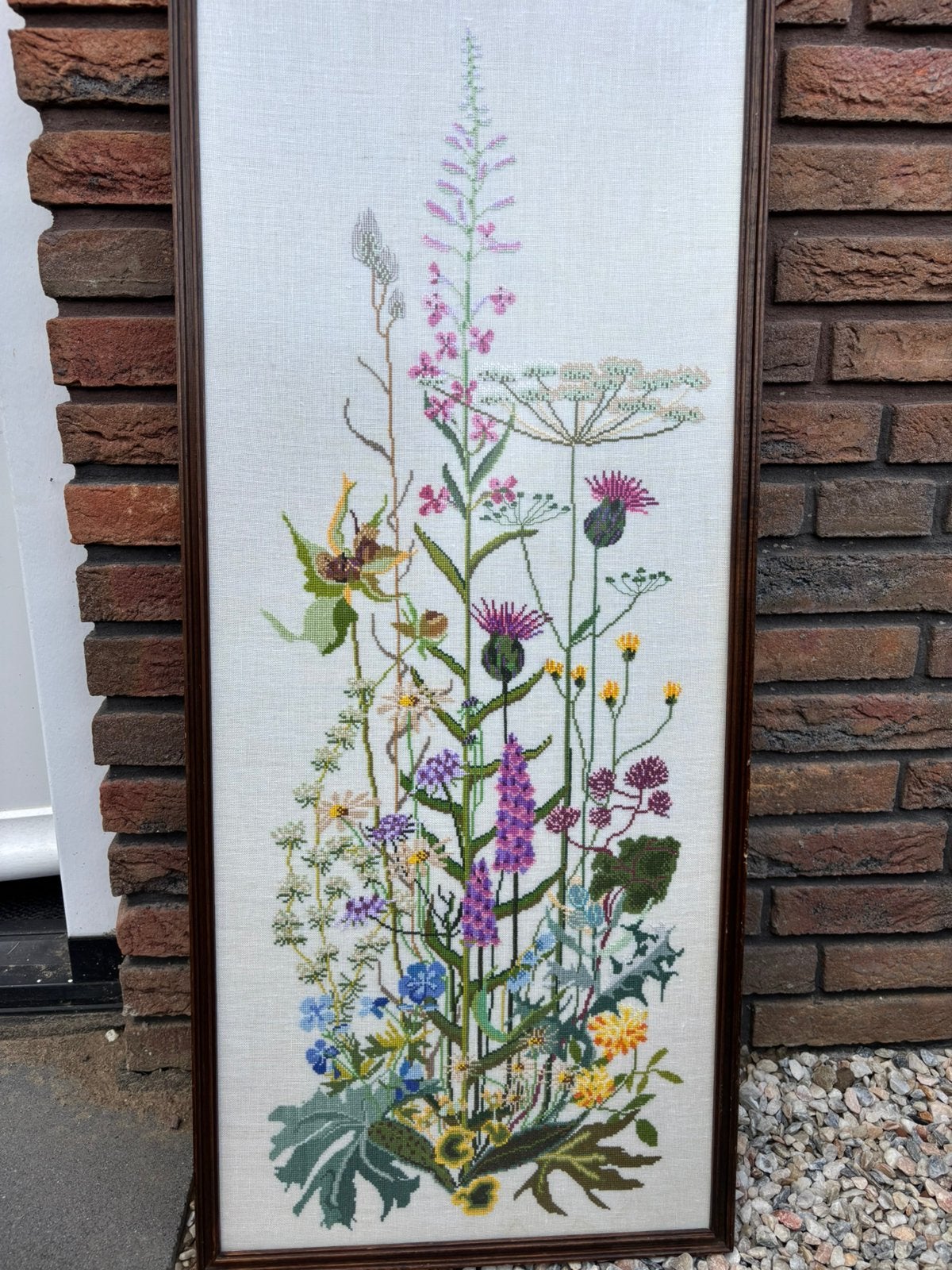 Mooi ingelijst borduurwerk met bloemen, Ophalen