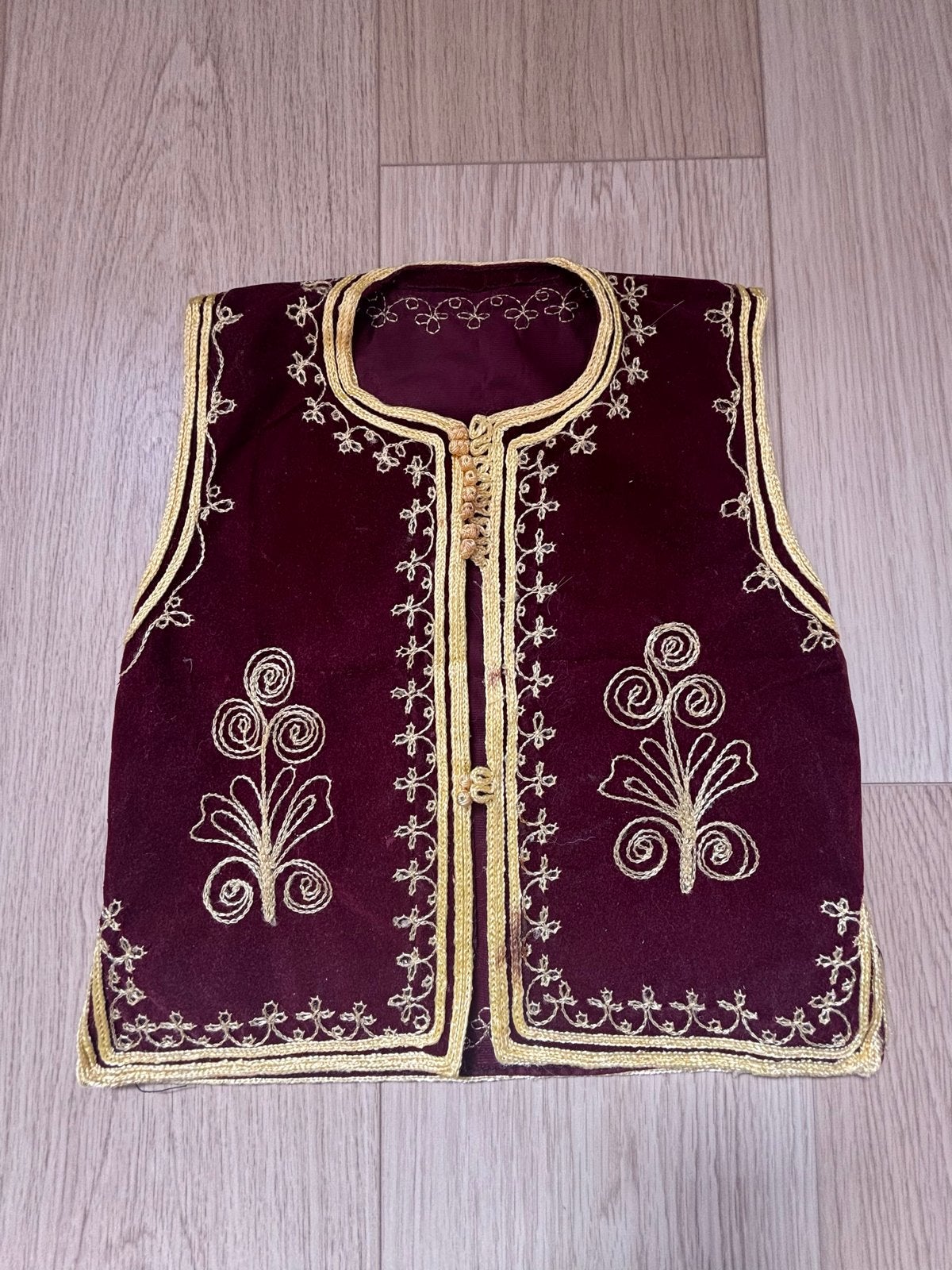 Kind Bordeauxrood fluwelen gilet met gouden borduursels, Maat 38/40 (M), Ophalen of Verzenden, Zo goed als nieuw, Kleding
