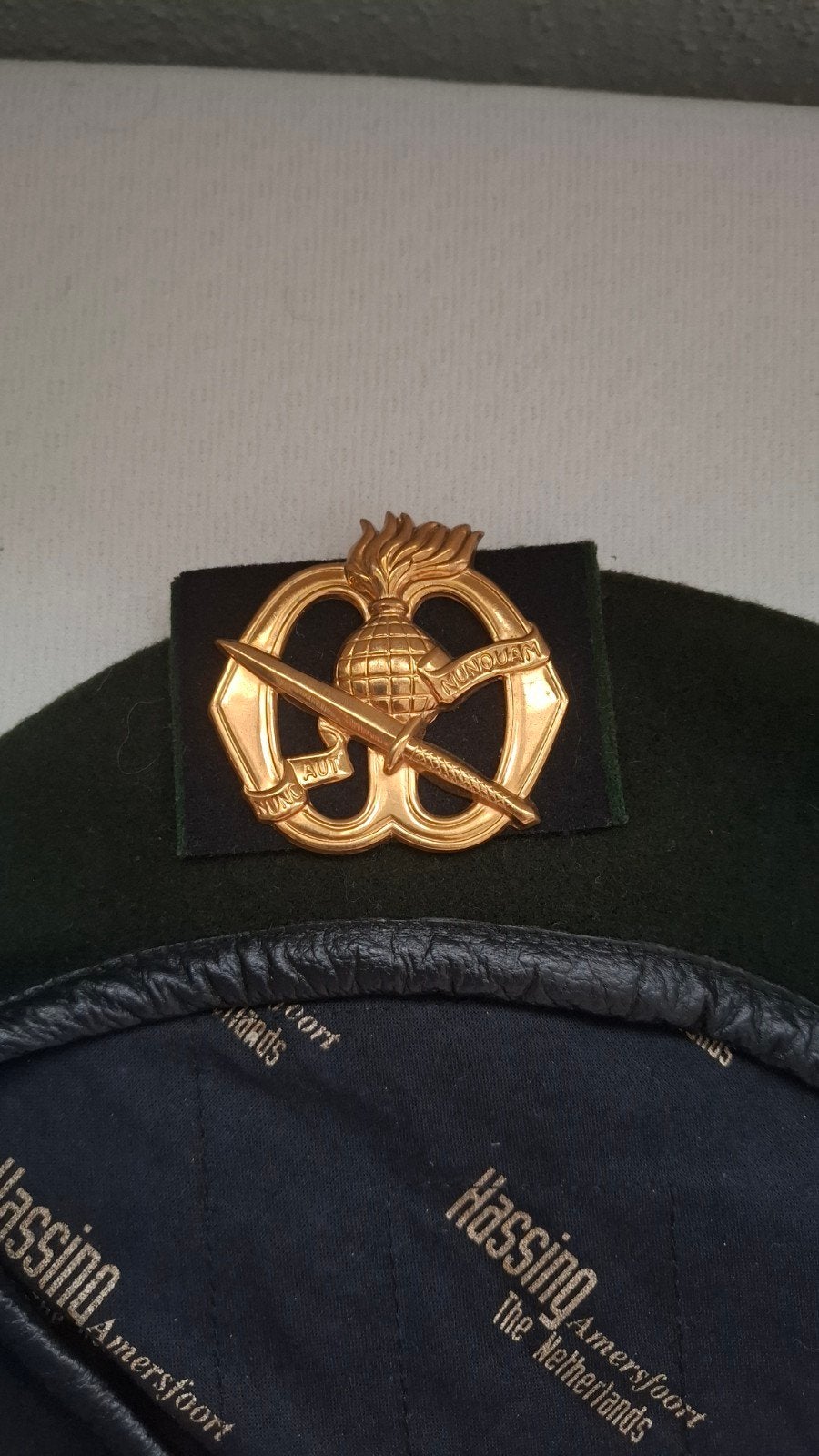 KCT baret + embleem hassing, Verzamelen, Ophalen of Verzenden, Landmacht, Nederland, Helm of Baret