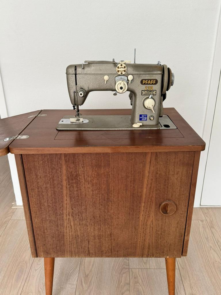 Pfaff 230 naaimachine met kast, Antiek en Kunst, Ophalen