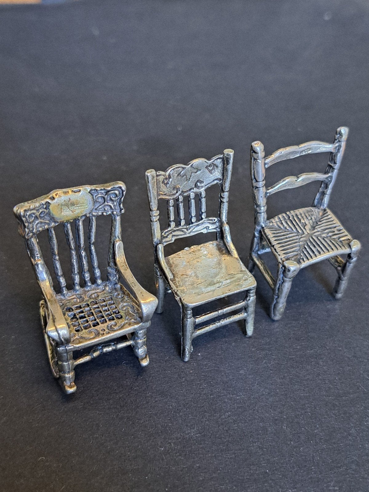 3 zilveren miniatuur stoeltjes