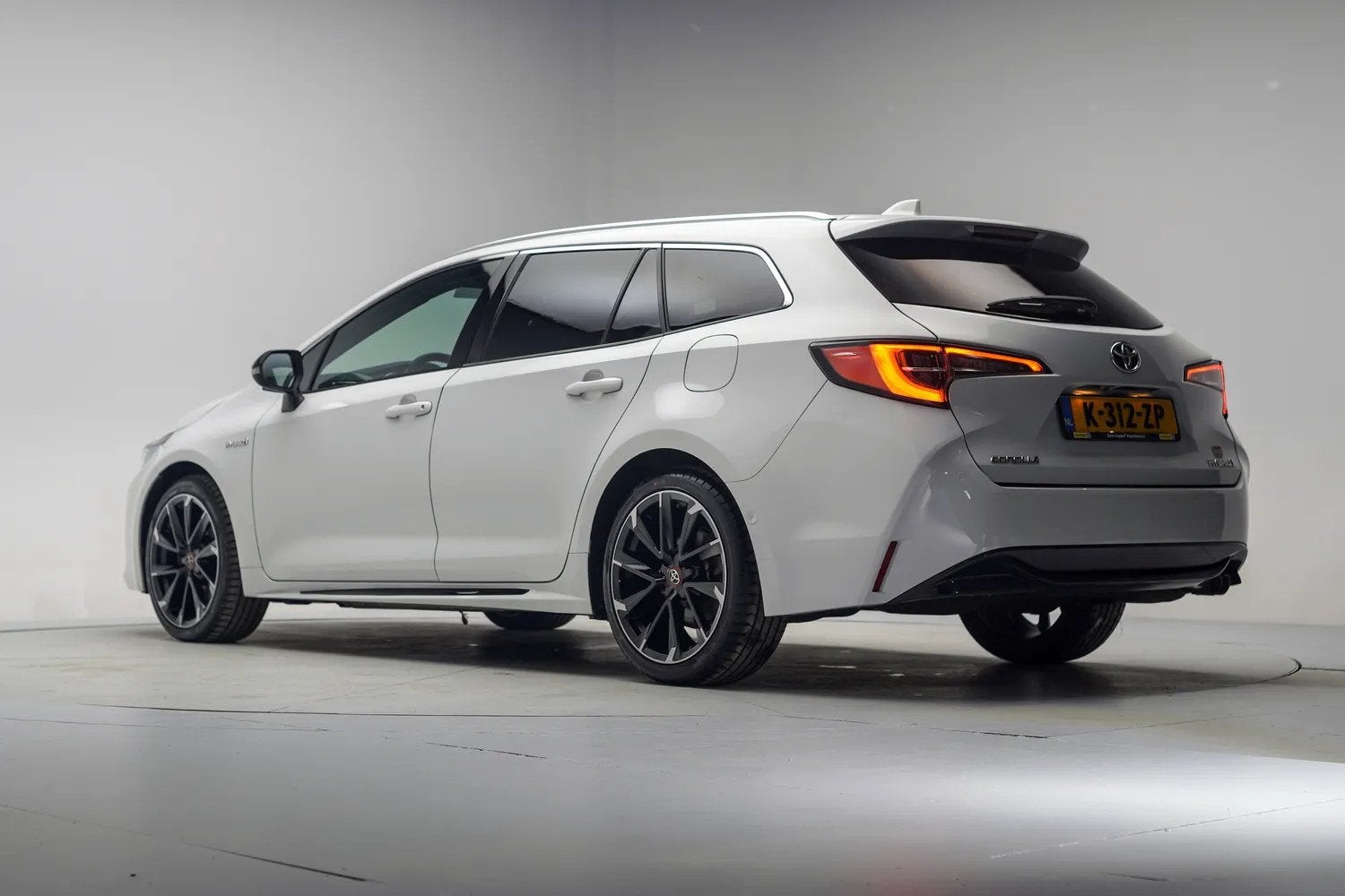 Toyota Corolla 2.0 Hybrid 184pk GR-Sport [ HUD Apple/Android, Auto's, Automaat, 1345 kg, Gebruikt, 750 kg