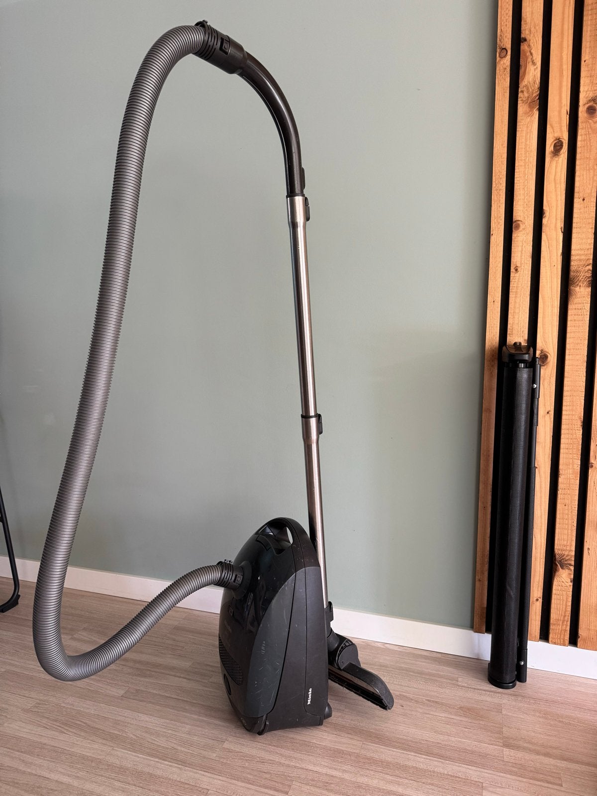Miele S2111 Stofzuiger met Stofzakken, Inclusief accessoires, Gebruikt, Miele, Sledestofzuiger