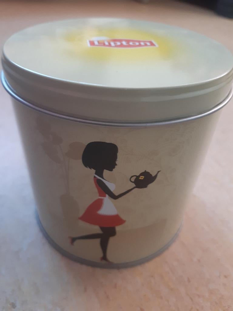 Mooi rond Lipton theeblik doorsnede 13 cm. hoog 13,5 cm., Ophalen of Verzenden, Zo goed als nieuw, Thee, Overige merken