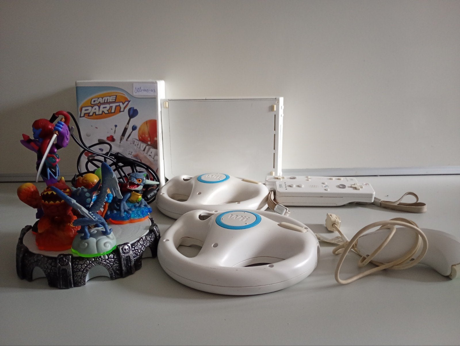 Wii bundel met veel accessoires en Skylanders beeldjes, Nintendo, Gebruikt, Met 2 controllers, Nintendo of Europe GmbH, Goldsteinstr. 235, 60528 Frankfurt am Main, Duitsland