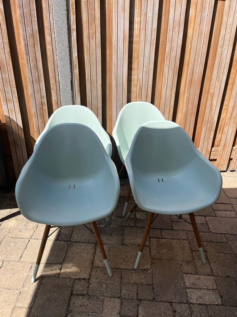 Set van 4 lichtgroene stoelen met houten poten, Tuin en Terras, Tuinstoelen, Ophalen, Gebruikt, Kunststof