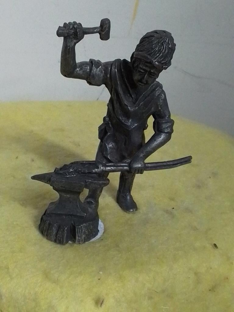 8735) tinne beeldje  smid hoog 9cm, Antiek en Kunst, Antiek | Tin, Ophalen of Verzenden