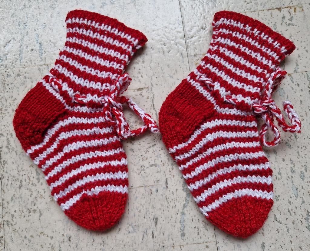 Baby - peuter slofjes rood-wit. Nieuw !, Kinderen en Baby's, Babykleding | Schoentjes en Sokjes, Ophalen of Verzenden, Nieuw, Jongetje of Meisje